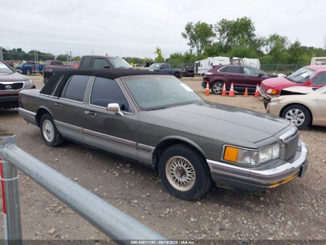  Salvage Lincoln Towncar