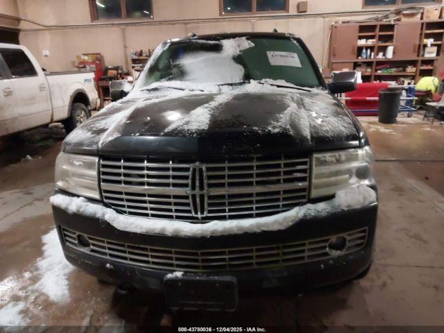 Lincoln Navigator Image 8