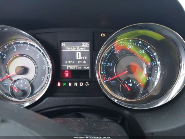 Chrysler Town & Country Touring Image 4