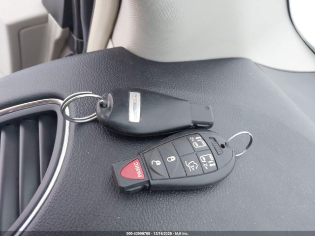 Chrysler Town & Country Touring Image 8