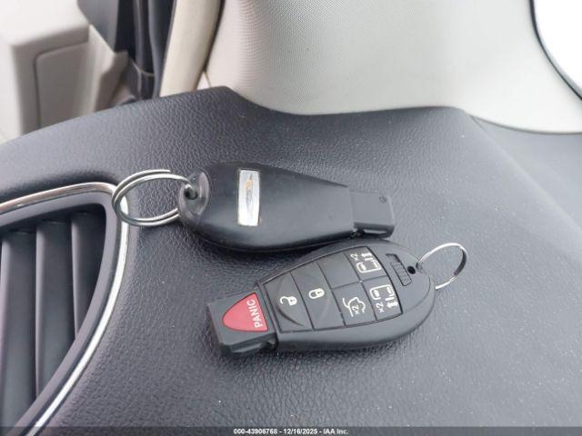 Chrysler Town & Country Touring Image 8