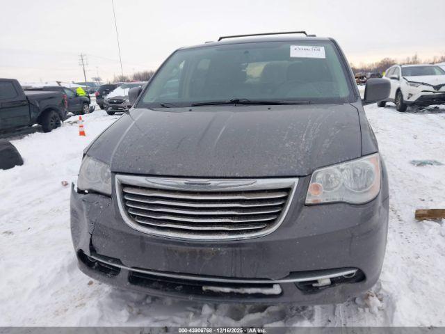 Chrysler Town & Country Touring Image 9