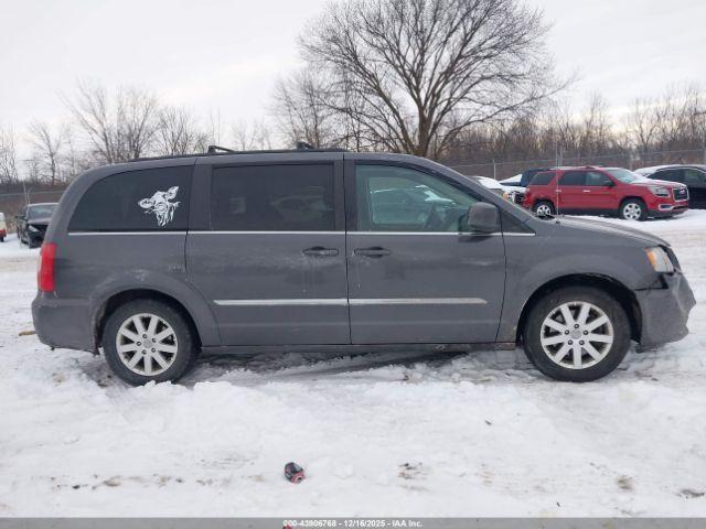 Chrysler Town & Country Touring Image 14