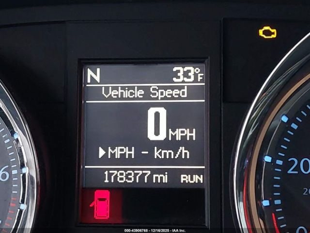 Chrysler Town & Country Touring Image 12