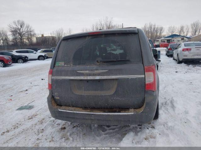 Chrysler Town & Country Touring Image 13