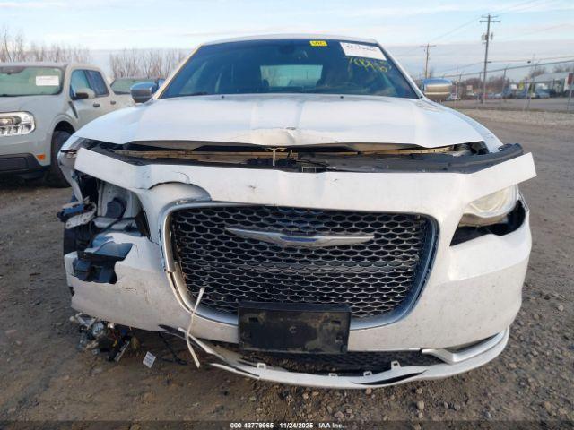 Chrysler 300c Platinum Image 15