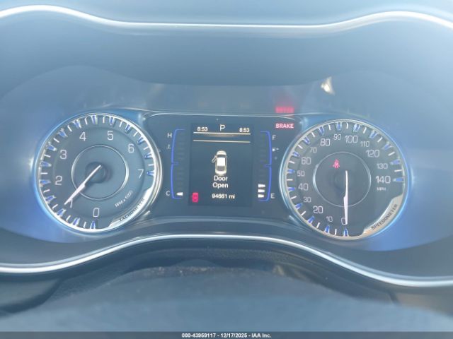 Chrysler 200 Touring Image 3