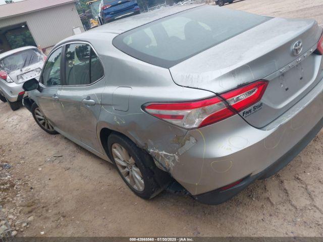 Toyota Camry Le Image 8