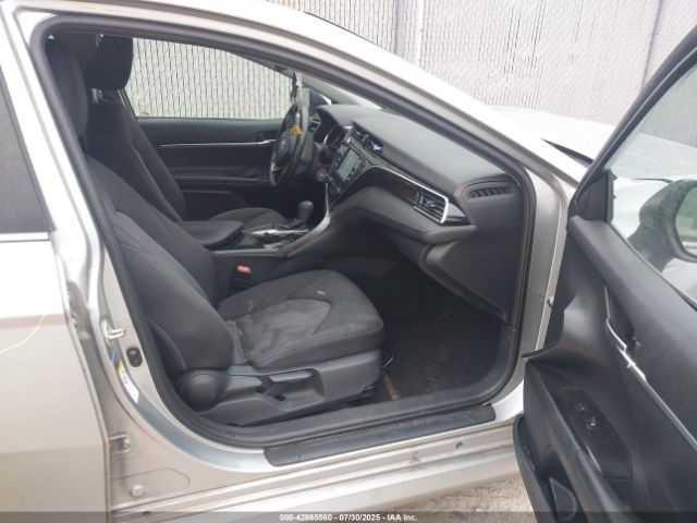 Toyota Camry Le Image 17