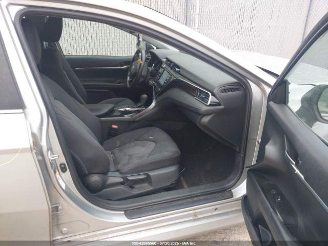 Toyota Camry Le Image 17