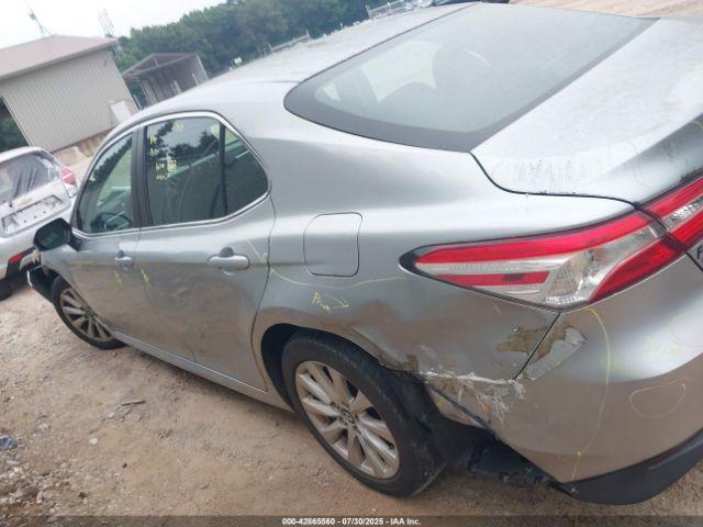 Toyota Camry Le Image 4