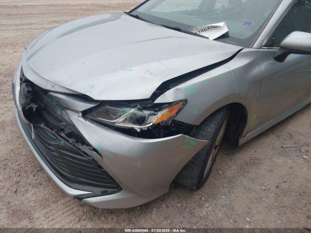 Toyota Camry Le Image 11