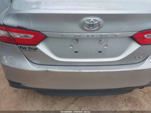 Toyota Camry Le Image 6