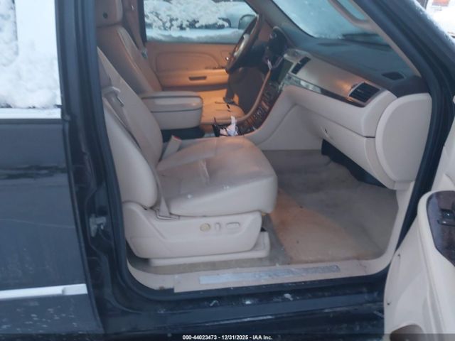Cadillac Escalade Standard Image 4