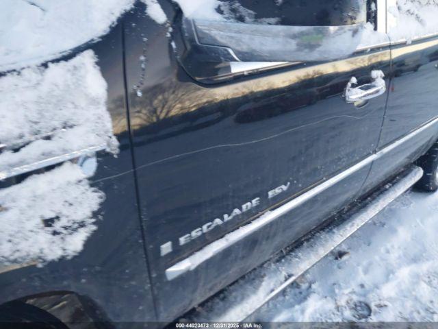 Cadillac Escalade Standard Image 10