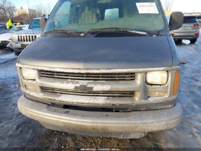 Chevrolet Chevy Van G2500 Image 5