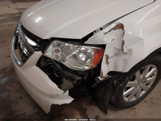 Chrysler Town & Country Touring Image 11