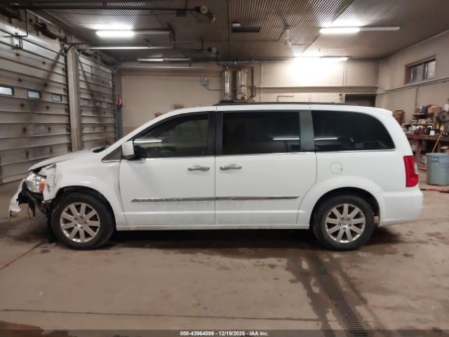 Chrysler Town & Country Touring Image 9