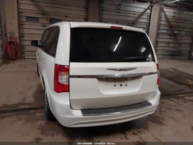 Chrysler Town & Country Touring Image 15