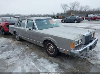  Salvage Lincoln Towncar