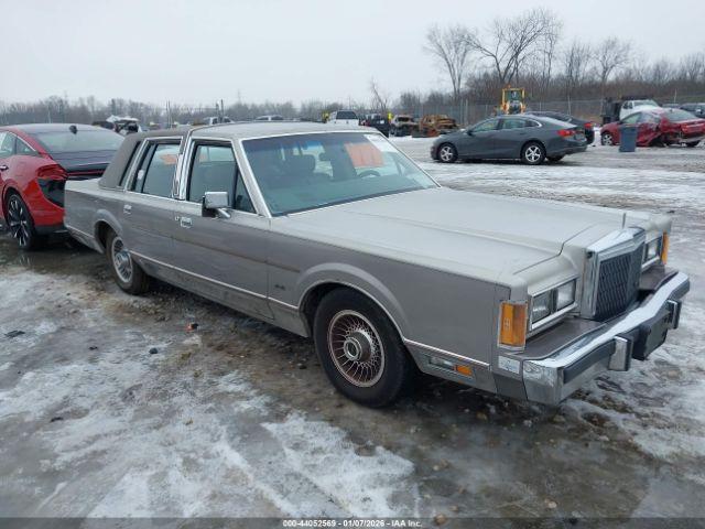  Salvage Lincoln Towncar